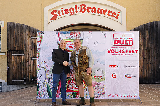 Braumeister Christian Pöpperl und der neue DULT-Festwirt Jochen Mörz
