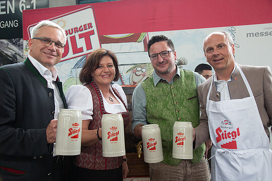 Dr. Gerd Raspotnig (Geschäftsführer MZS), Michaela Glinz(Dult-Leiterin), Hannes Traunbauer (Festwirt), Christian Pöpperl (Dipl. Braumeister Stiegl) © Wildbild