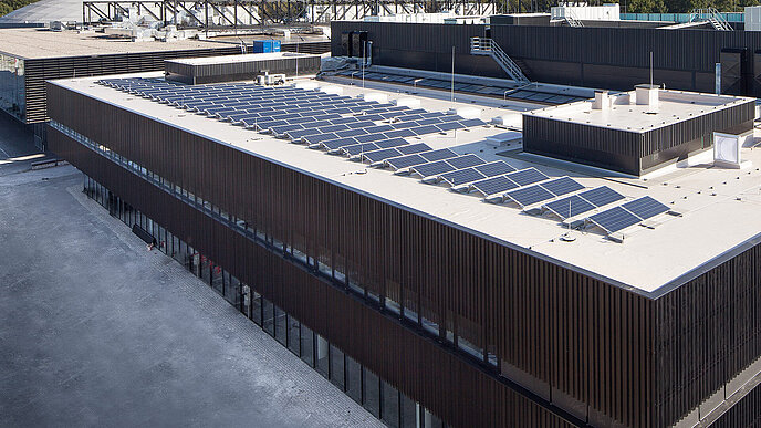 Nachhaltigkeit steht im Mittelpunkt, mit großen Photovoltaikanlagen am Dach wird eigens Strom produziert.