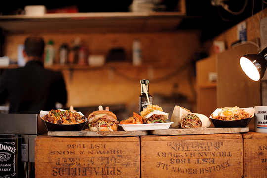 LEVEL UP - The Gaming- & eSports-Festival Salzburg Food Trucks während der LEVEL UP im Innenhof