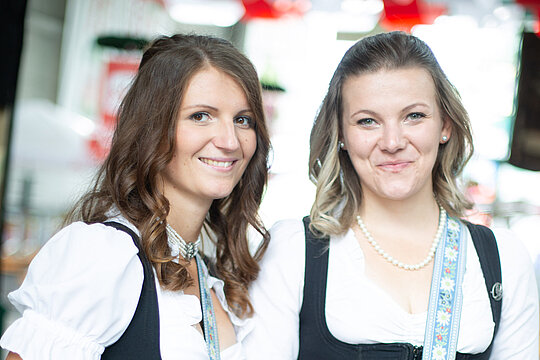 Marketenderinnen vom Peitschenverein St. Johann im Pongau: Sandra & Lisa © Wildbild